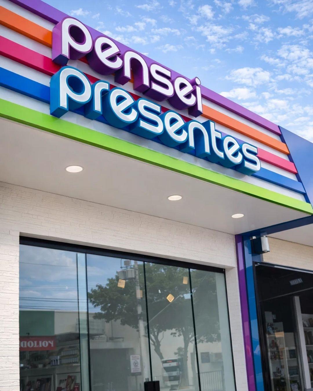 Fachada de Loja Pensei Presentes com Letra Caixa Colorida