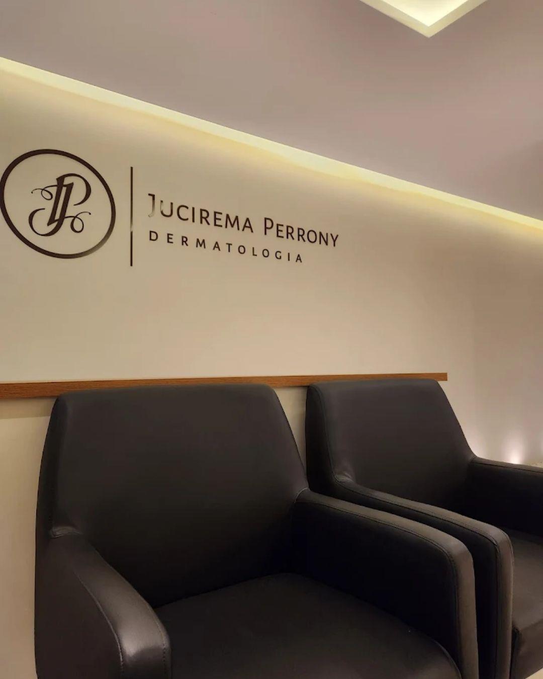 Logotipo Interno em Acrílico para Recepção de Clínica Jucirema Perrony Dermatologia